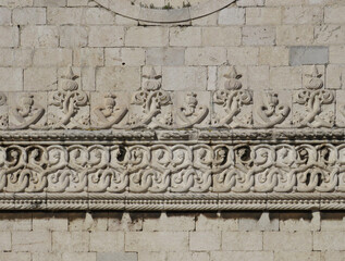 Detail of wall with Gothic Flamboyant blind cresting decoration in the Monastery of Jeronimos.
Lisboa. Portugal.    