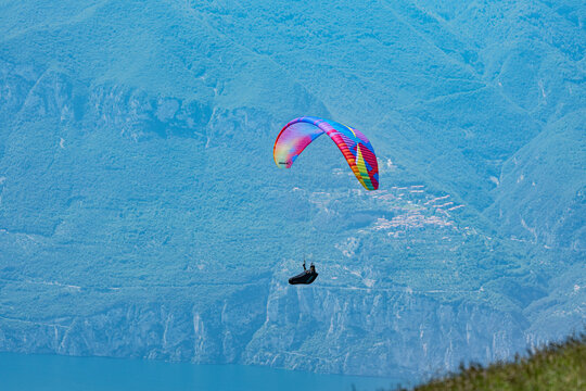 Parapendio lago e montagna