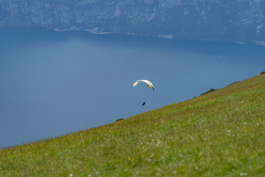 Parapendio lago e montagna