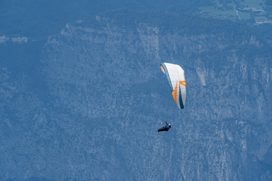 Parapendio lago e montagna