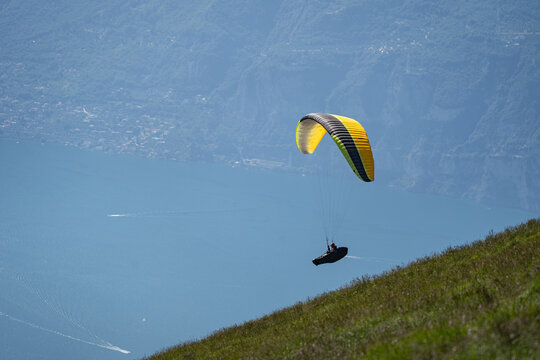 Parapendio lago e montagna
