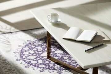 This room has a calm atmosphere with natural light.
There are clay pots, glass bottles, coffee and various objects on the table.
