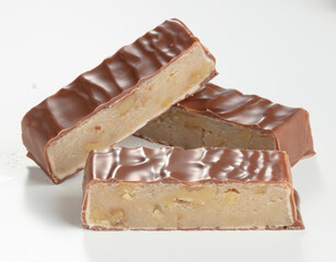 Turrón de chocolate con crema de avellana sobre fondo blanco. Chocolate nougat with hazelnut cream on white background.