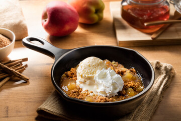 Tarta de manzana en sartén de hierro con helado de vainilla. Apple Pie in a Cast Iron Pan with...