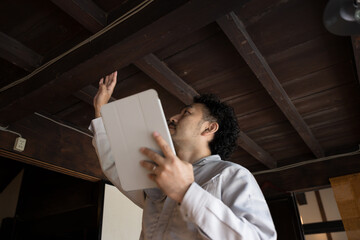 古い民家の天井や空家などをリフォームや点検、修繕する人	