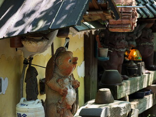 山の小道で見かけた狸の置物
