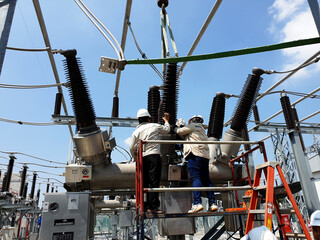 115 kV Hybrid Switchgear and Air Insulated Substation: porcelain bushing replacement.