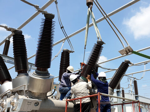 115 kV Hybrid Switchgear and Air Insulated Substation: porcelain bushing replacement.