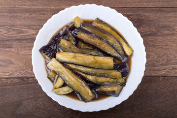 白皿に盛ったナスの煮浸し