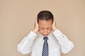 経営に苦しい一人の中年経営者の表情