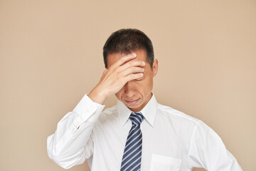 経営に苦しい一人の中年経営者の表情