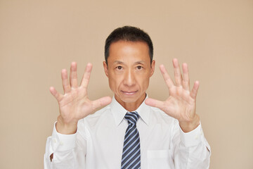 自信満々の一人の中年男性経営者の頑張るポーズ