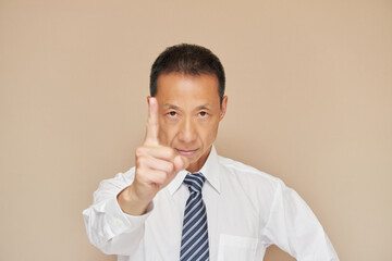 自信満々の一人の中年男性経営者の頑張るポーズ
