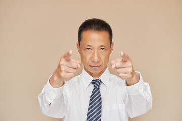 自信満々の一人の中年男性経営者の頑張るポーズ