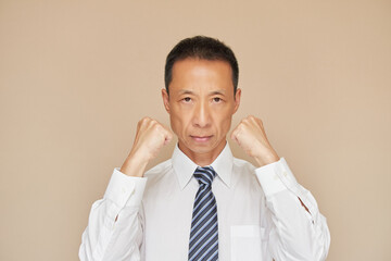 自信満々の一人の中年男性経営者の頑張るポーズ