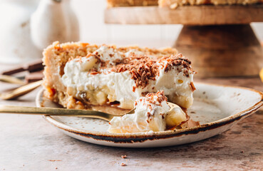 Easy Banoffee pie with bananas, toffee, whipped cream and chocolate.