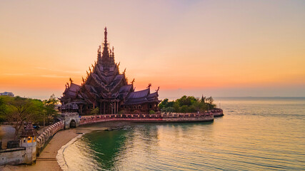 Obraz premium Sanctuary of Truth, Pattaya, Thailand, wooden temple by the ocean during sunset on the beach of Pattaya. Temple of Truth in Thailand drone view from above