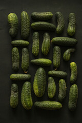 Flat lay of perfectly oragnized cucumbers on black background - 622297788