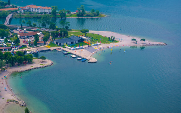 Ort Torbole am Garda See, Italien. Aussicht aus der Vogelperspektive, Strand, Sporthafen und M&uuml;ndung des Flusses Sarca. 