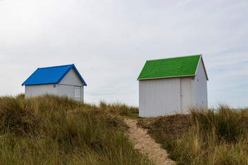 Obraz premium Gouville-sur-Mer Strandhäuschen - Frankreich 16