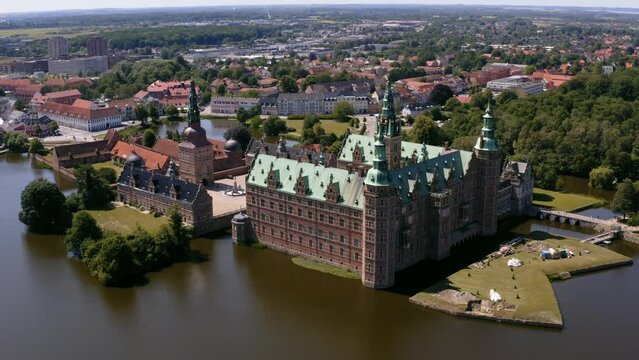 Luftaufnahme Schloss Frederiksborg in Hiller&oslash;d auf der d&auml;nischen Insel Seeland
