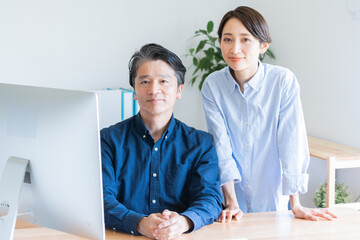 カジュアルな服装のビジネスマン男女