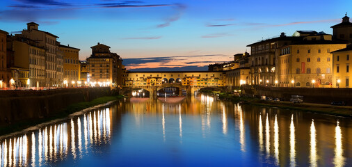 Fototapeta na wymiar Ponte Vecchio and river Arno in Florence, Italy
