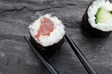 Sushi mit Stäbchen auf Schiefer