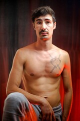 Fototapeta premium Portrait jeune homme studio torse nu muscle sportif