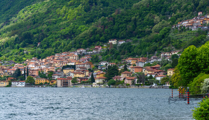 Fototapeta na wymiar Blick auf das kleine Dorf Acquaseria am Comer See, Italien