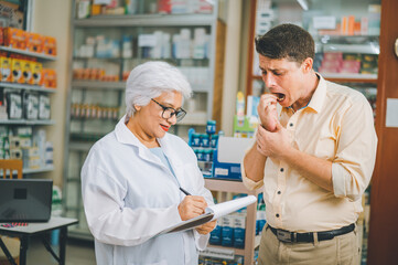 Obraz premium pharmacist is asking about a patient's condition in order to prescribe medication according to the patient's symptoms who come for prescription consultation in a modern pharmacy.