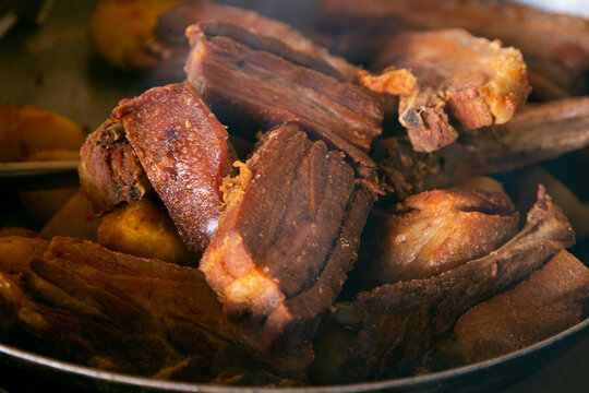 Pork chicharr&oacute;n is a traditional food in Peru. Pork fat is used to cook the meat and consists of frying the skin of the pig with or without meat.