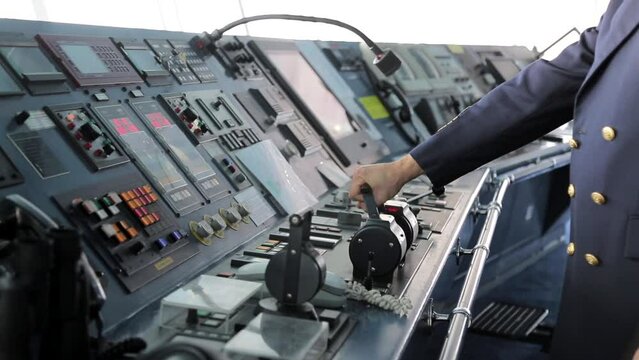 Motori avanti tutta. i comandi della nave.
Primopiano sulla mano del comandante che aziona i motori della nave.