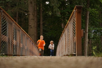 Children run across the bridge for distillation, a healthy lifestyle.