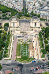 View of the Trocadéro Gardens from the top of the Eiffel Tower - obrazy, fototapety, plakaty