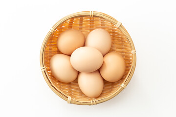 カゴに盛られた卵（俯瞰撮影）