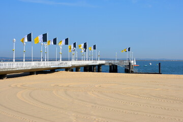 France, Aquitaine, Arcachon, la plage et la jetée Thiers de cette station balnéaire très renommée.