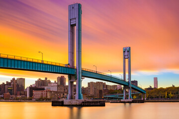 Naklejka premium Wards Island Bridge crossing the Harlem River between Manhattan Island and Wards Island in New York City.