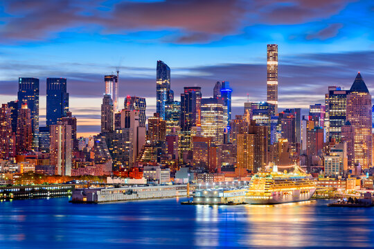 New York City skyline in Midtown Manhattan at dawn.