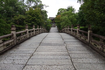 A Japanese temple in Kyoto : a scene of the access to
the precincts of Otani-hombyo Mausoleum of The Venerable Shinran 京都にある日本のお寺：親鸞上人の墓所である大谷本廟境内への参道風景