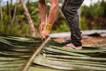 Indígenas trabalhando na construção de um abrigo na Amazônia