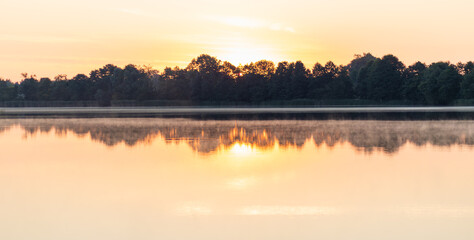 Obraz premium sunrise over the lake with fog 