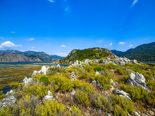 Felsen und Steine und blauer Himmel