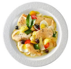 prato com bacalhau, batatas, cebolas, ovos, pimentão e azeitona visto de cima isolado em fundo...