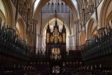 grand organ pipes under archway 