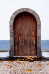 Fototapeta na wymiar Puerta de madera de la iglesia de Fontanales en otoño en la isla de Gran Canaria, España