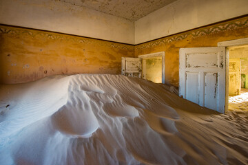 Obraz na płótnie Canvas Abandoned ghost town of Kolmanskop in Namibia.