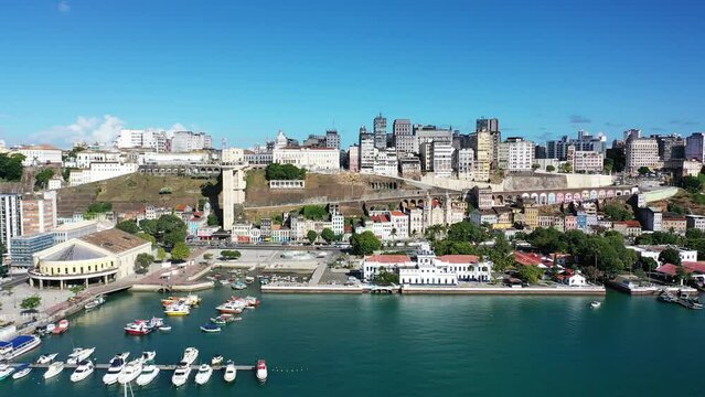 Salvador na Bahia Litoral visto de cima com drone 4k - Elevador Lacerda - Mercado da Ribeira - Nordeste - Brasil
