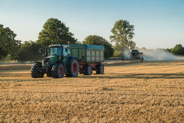 Obraz premium Gerstenernte mit Mähdrescher - Hannover Kronsberg