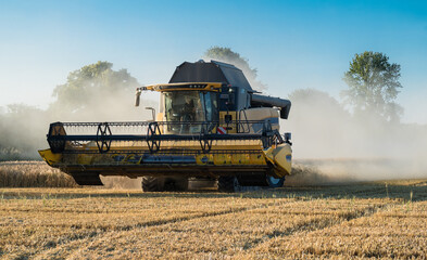 Obraz premium Gerstenernte mit Mähdrescher - Hannover Kronsberg